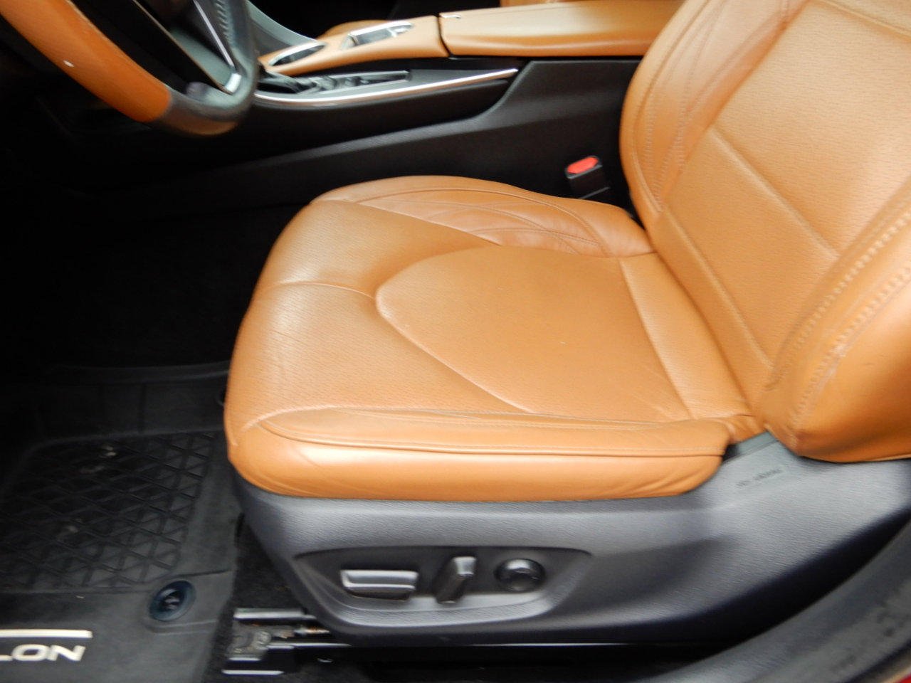 Used 2019 Toyota Avalon Limited image 10