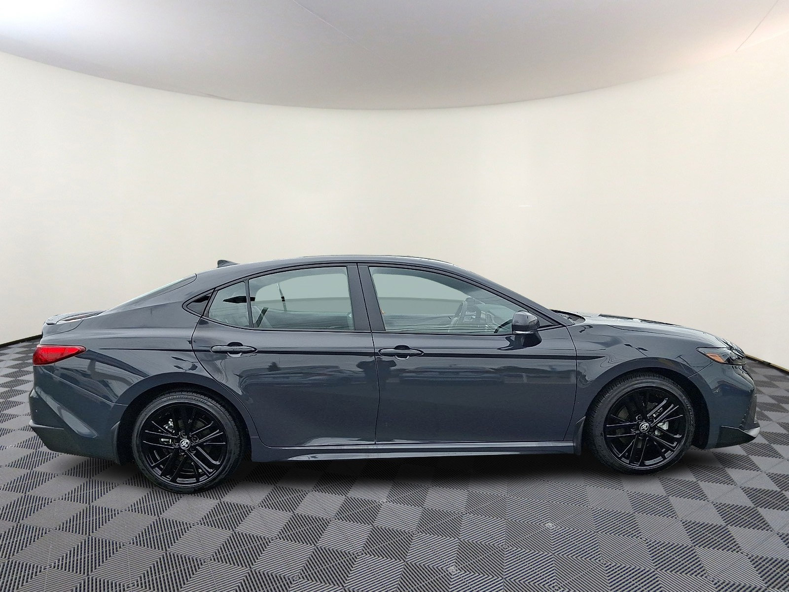 Used 2025 Toyota Camry SE w/ Convenience Package FWD image 8