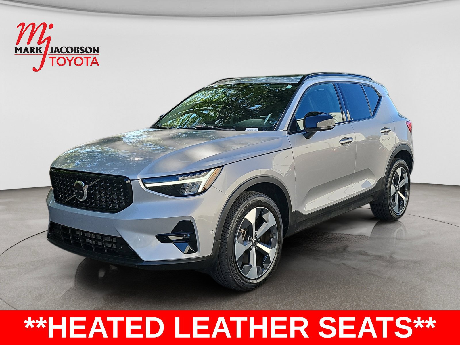 Used 2023 Volvo XC40 B5 Plus w/ Driver Assist Package AWD/4WD image 1