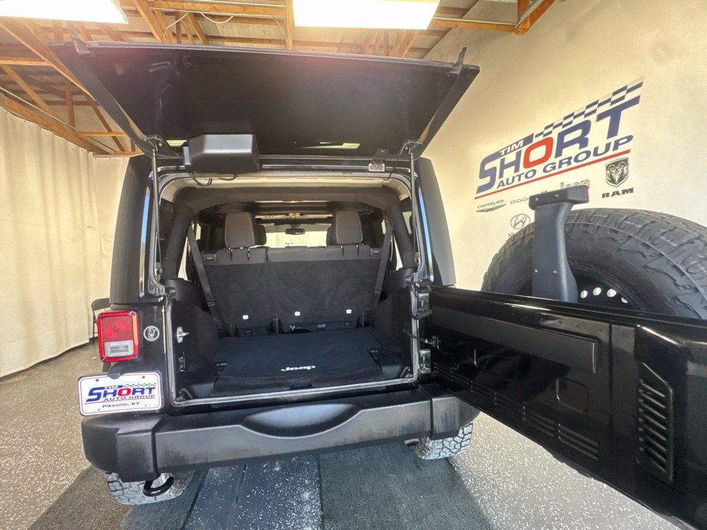 Used 2017 Jeep Wrangler Unlimited Rubicon w/ Connectivity Group AWD/4WD image 17