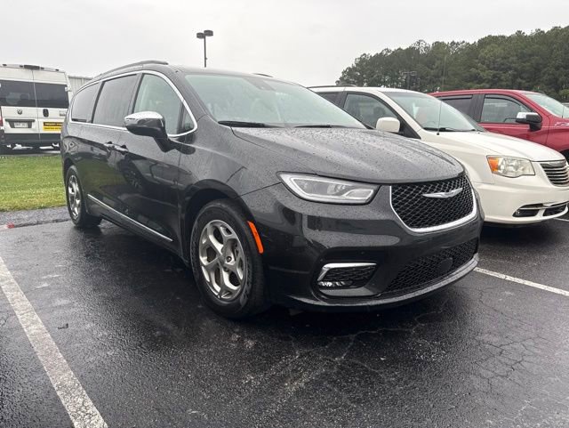 Used 2023 Chrysler Pacifica Limited FWD image 2