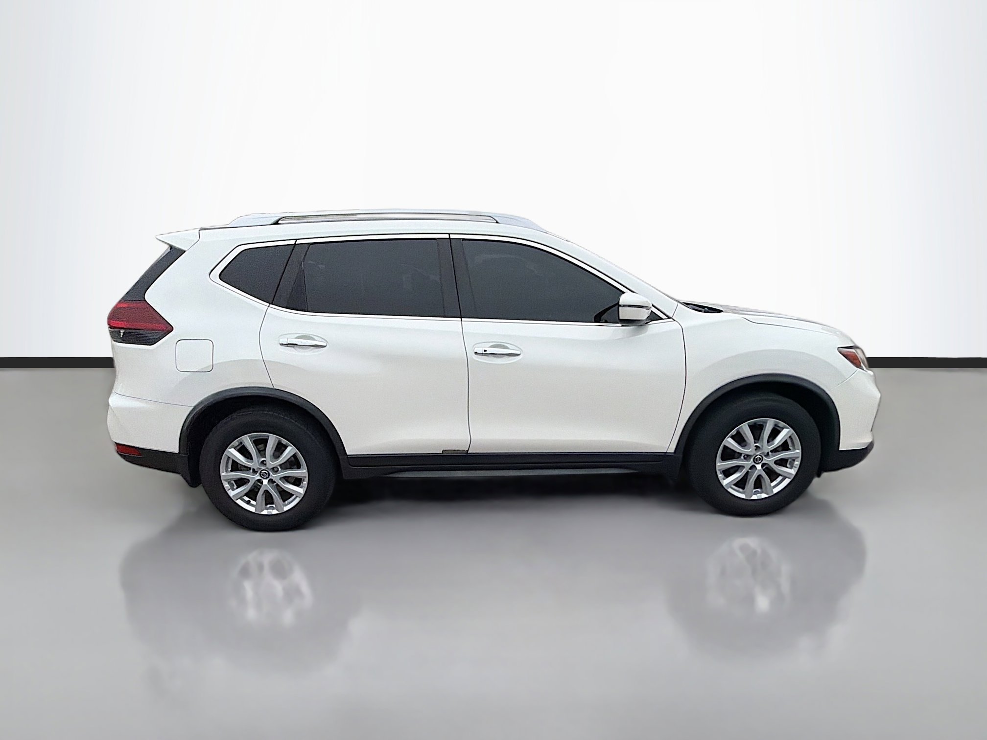 Used 2018 Nissan Rogue SV image 2