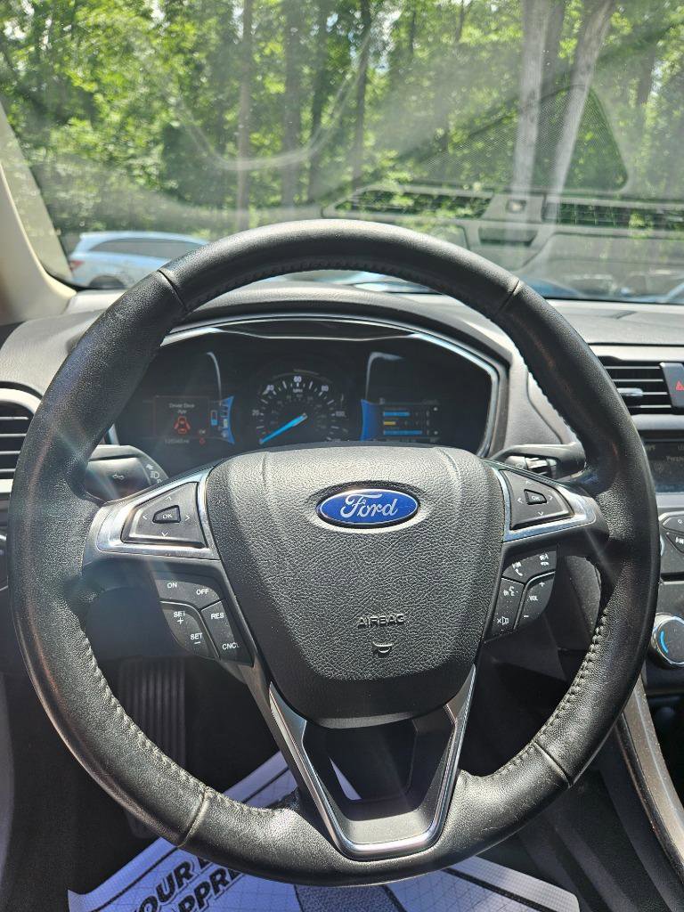 Used 2017 Ford Fusion SE w/ Equipment Group 601A FWD image 18