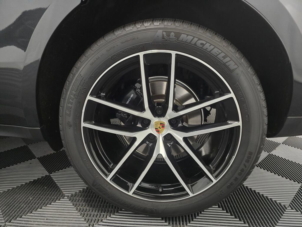 Certified 2025 Porsche Macan image 34