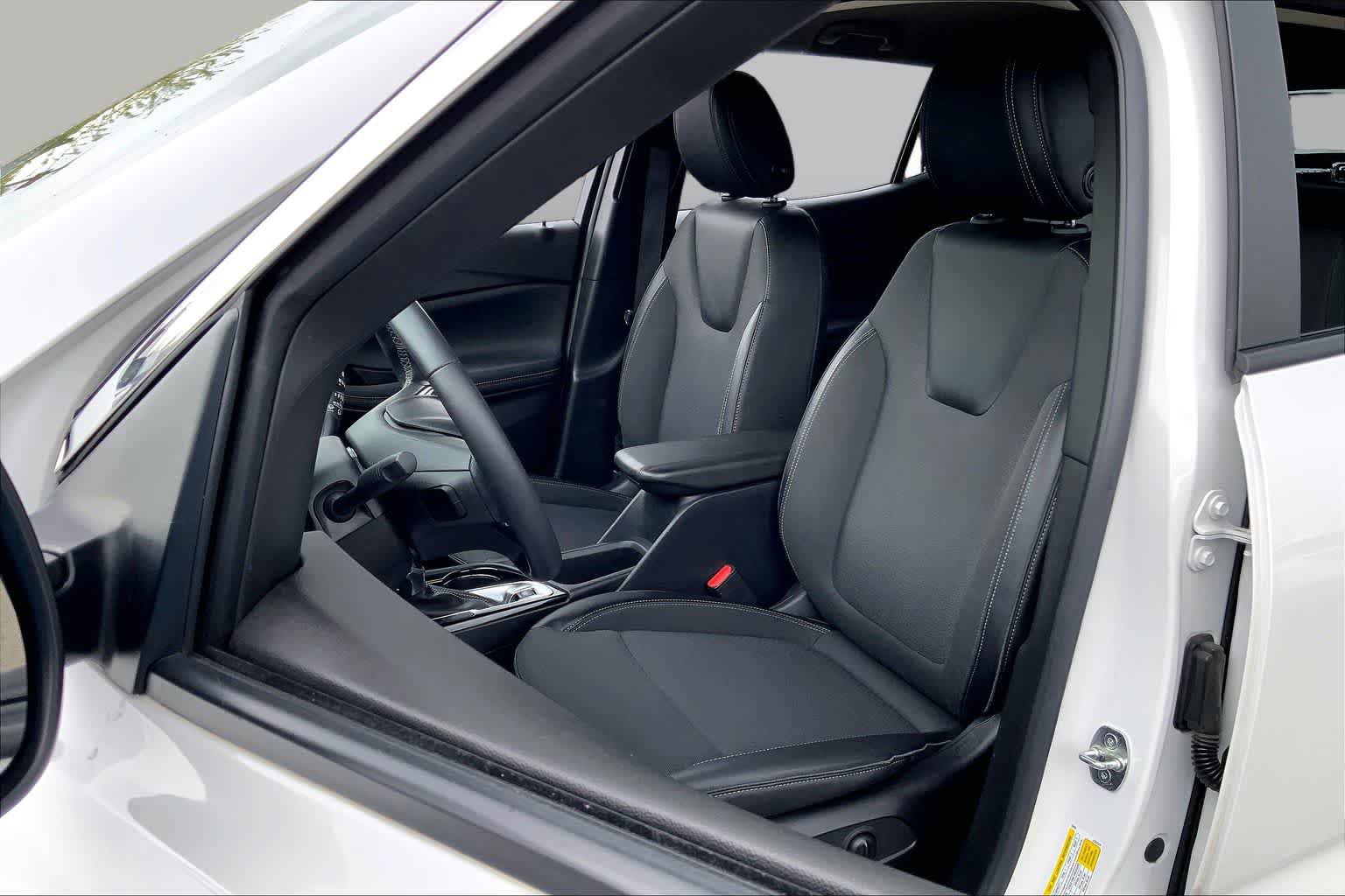Used 2023 Buick Encore GX Select w/ Sport Touring Package FWD image 9