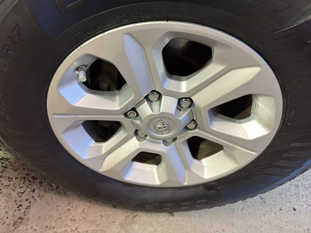 Used 2016 Toyota 4Runner SR5 AWD/4WD image 34
