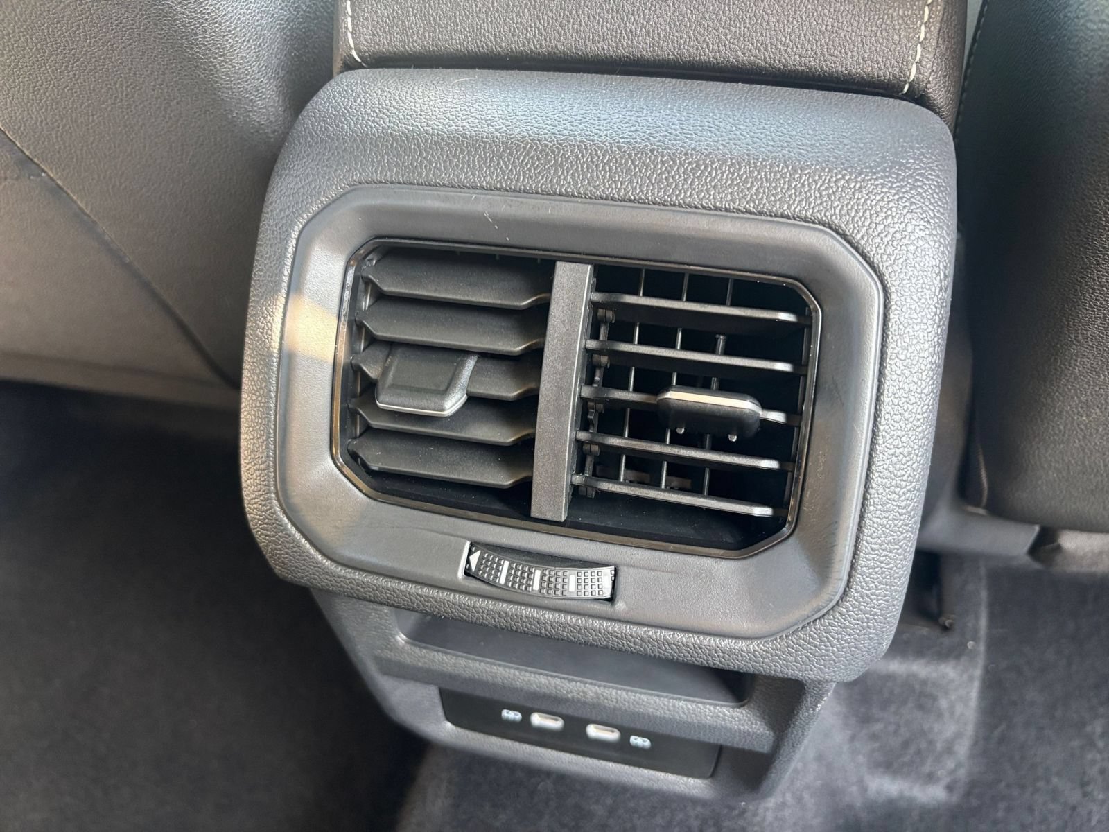 Used 2026 Volkswagen Taos SE AWD/4WD image 19