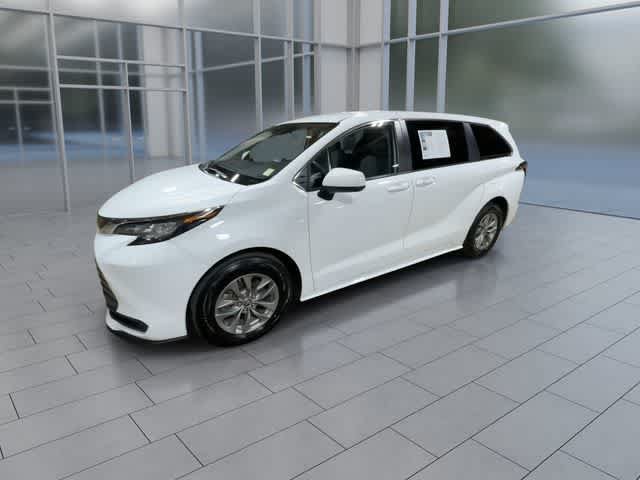 Certified 2022 Toyota Sienna LE FWD image 4