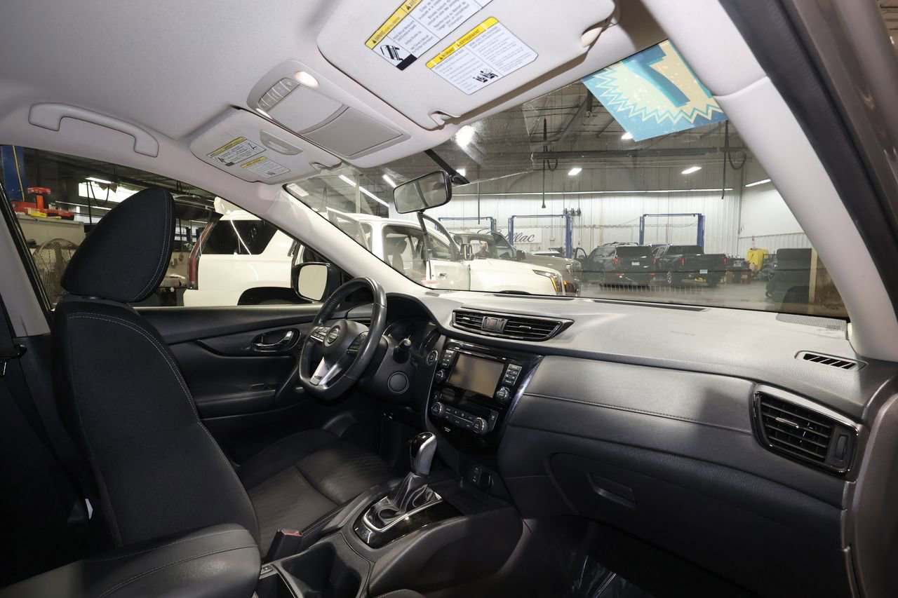 Used 2017 Nissan Rogue SV w/ SV Premium Package image 28