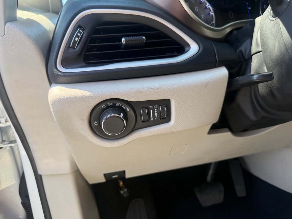 Used 2023 Chrysler Voyager LX FWD image 15