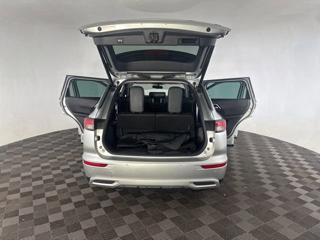 Used 2023 Mitsubishi Outlander SE AWD/4WD image 15