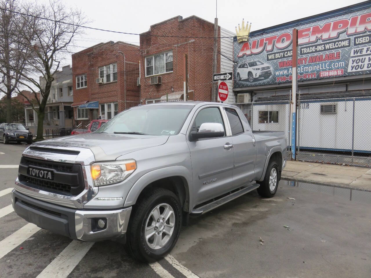 Used 2014 Toyota Tundra SR5 w/ SR5 Upgrade Package AWD/4WD image 2