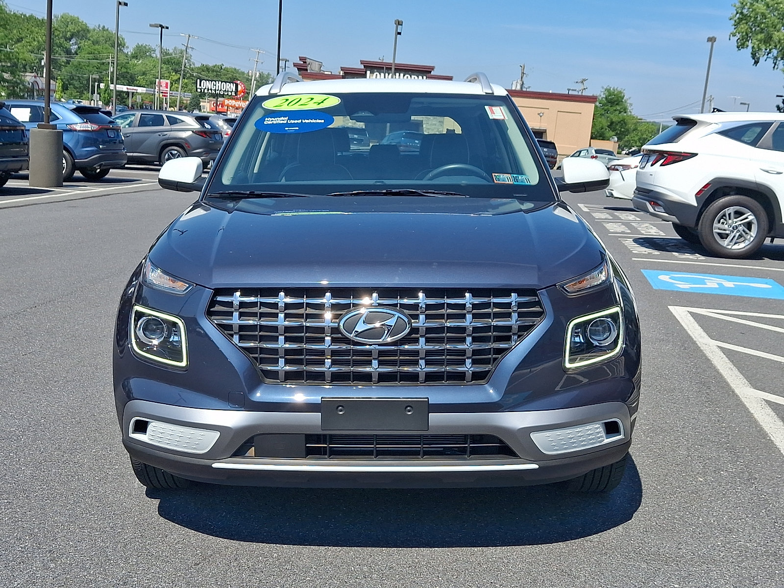Used 2024 Hyundai Venue Limited FWD image 2