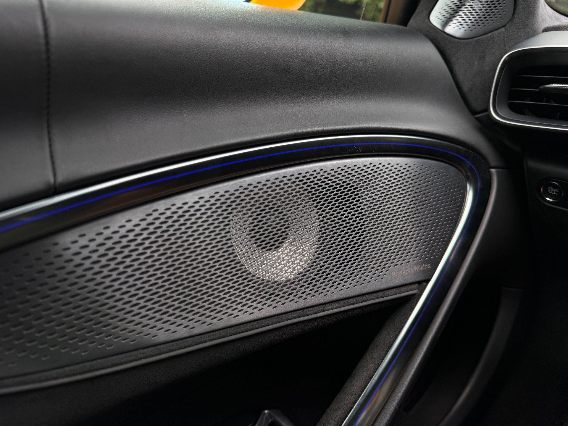 Used 2024 McLaren Artura RWD image 27