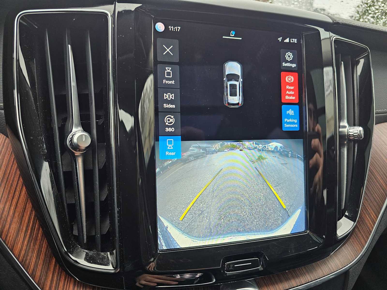 Certified 2023 Volvo XC60 B6 Ultimate w/ Protection Package Premier image 32