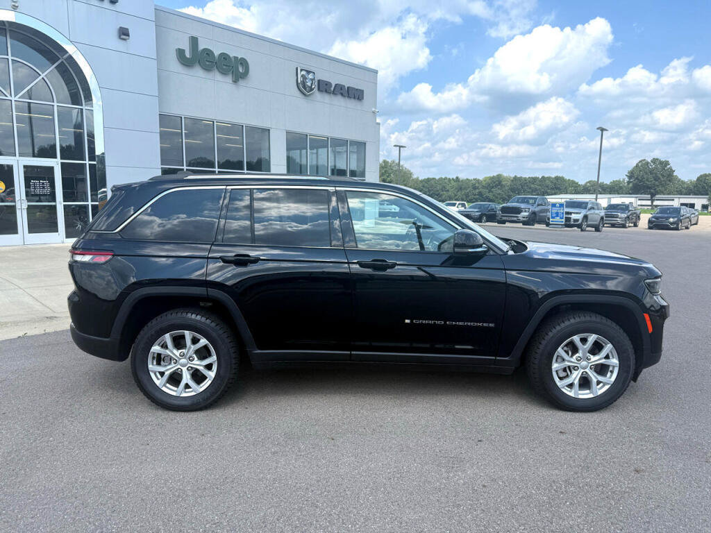 Used 2023 Jeep Grand Cherokee Limited AWD/4WD image 2