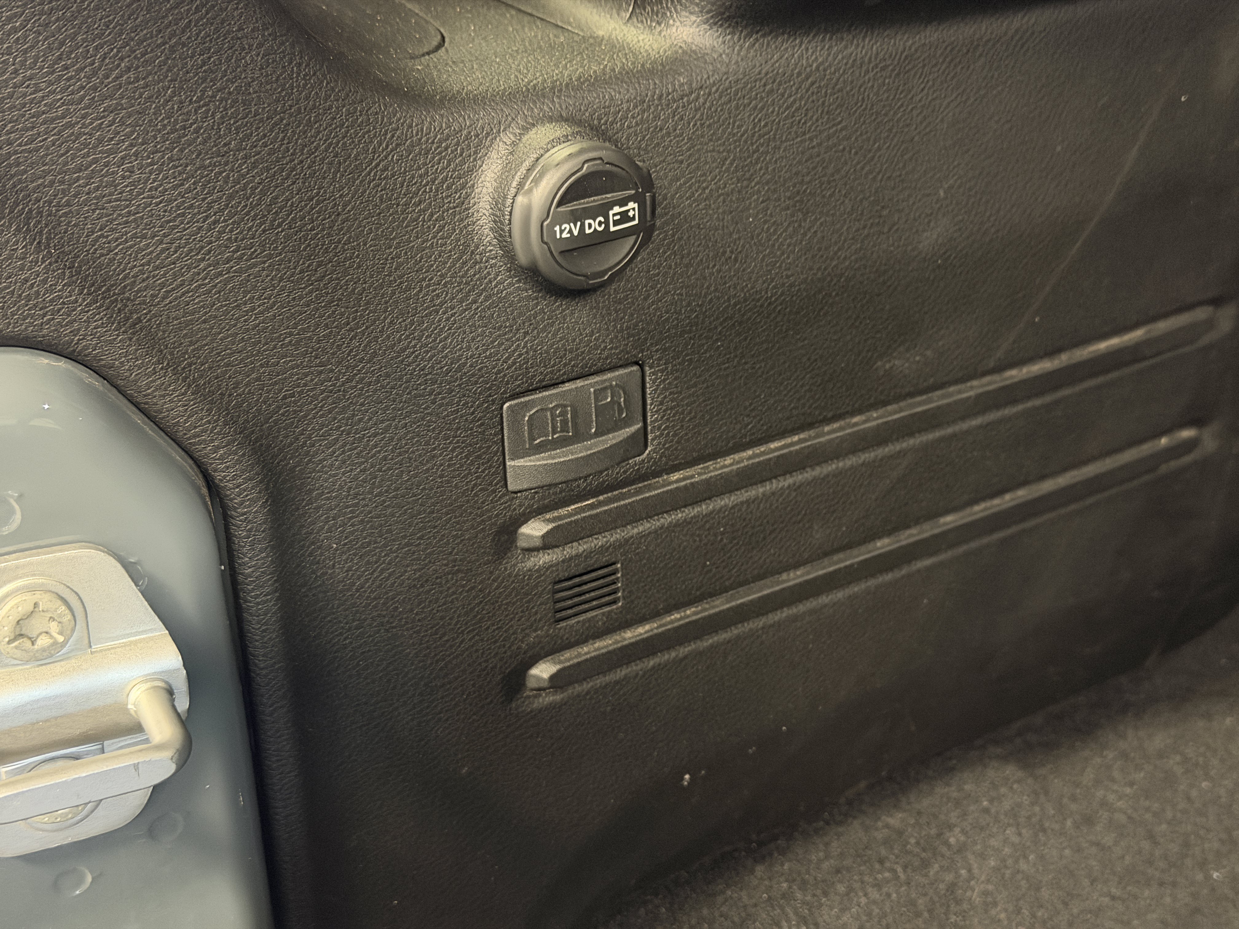 Used 2025 Jeep Wrangler Unlimited Sahara AWD/4WD image 24