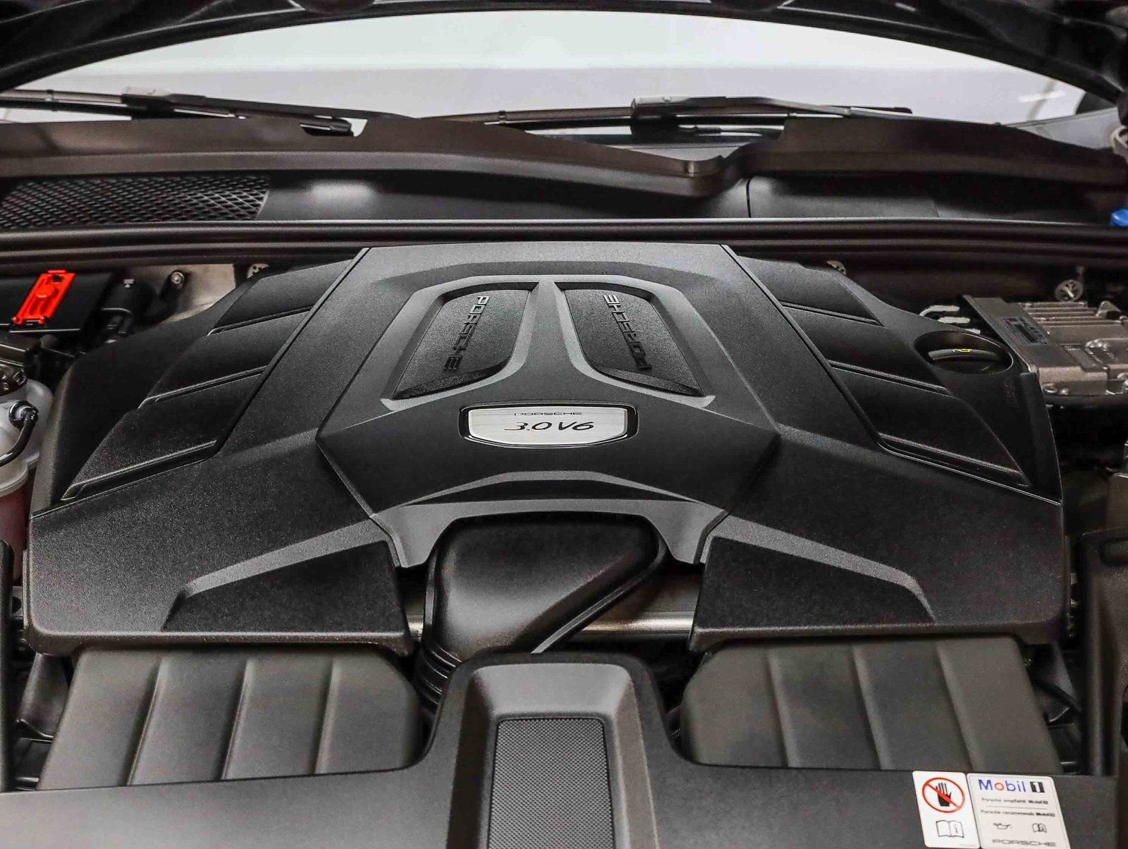 Certified 2023 Porsche Cayenne Platinum Edition image 32