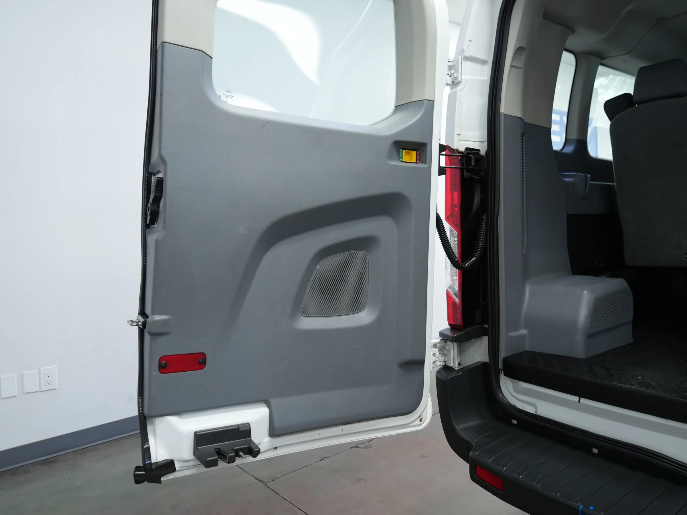 Used 2018 Ford Transit 350 XL image 36