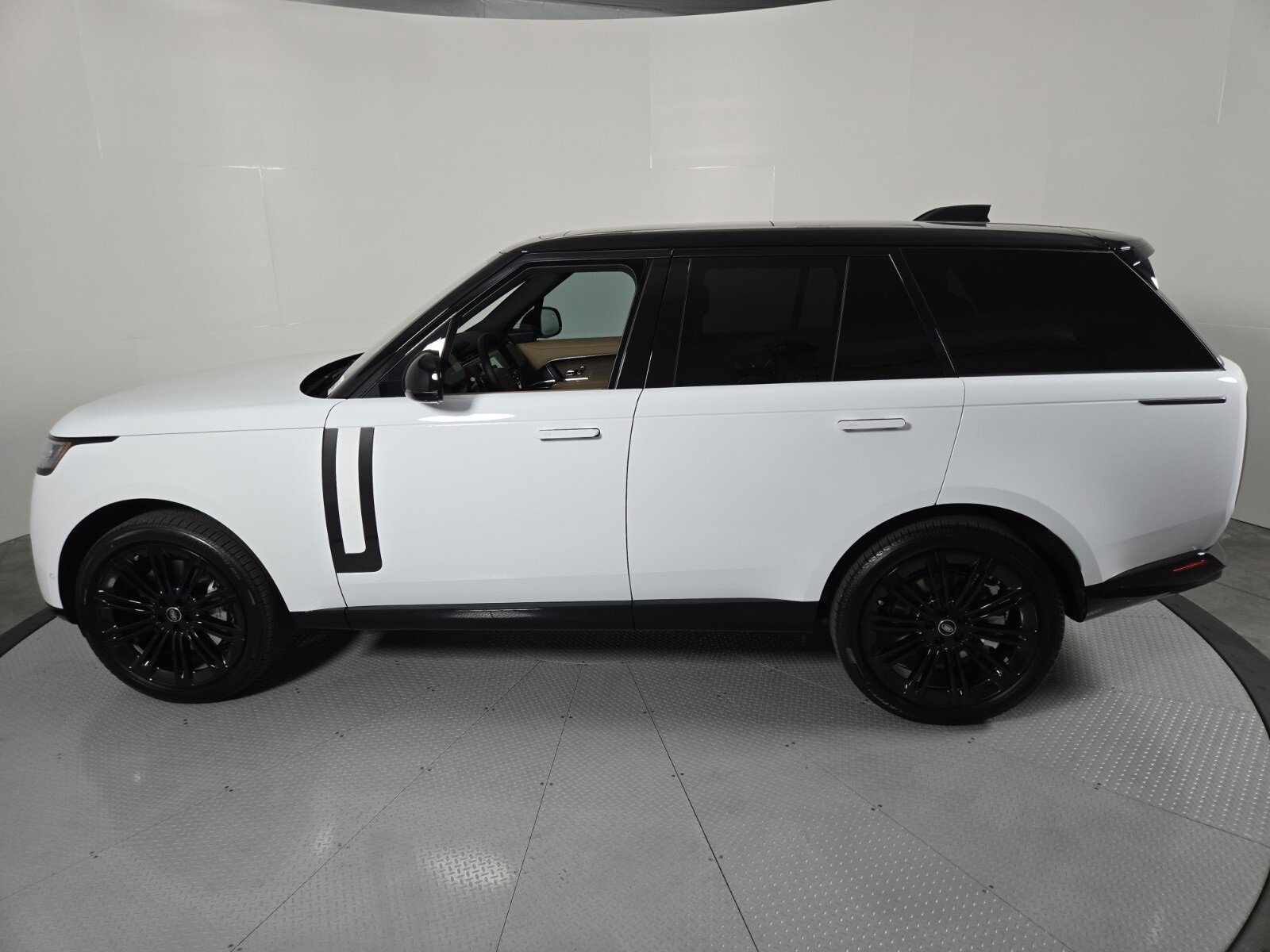 New 2025 Land Rover Range Rover SE image 6