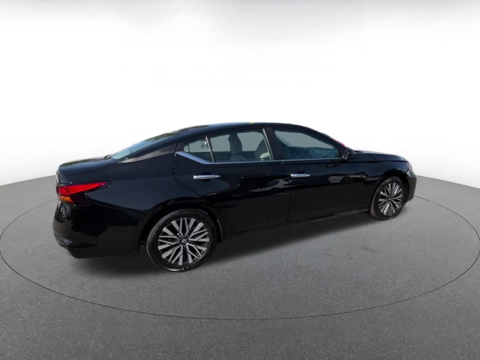 Used 2025 Nissan Altima 2.5 SV FWD image 14