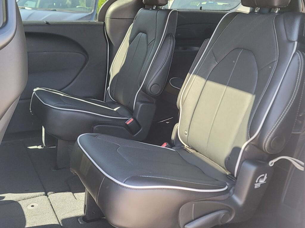 New 2027 Chrysler Pacifica Limited w/ Family Tech Group AWD/4WD image 19