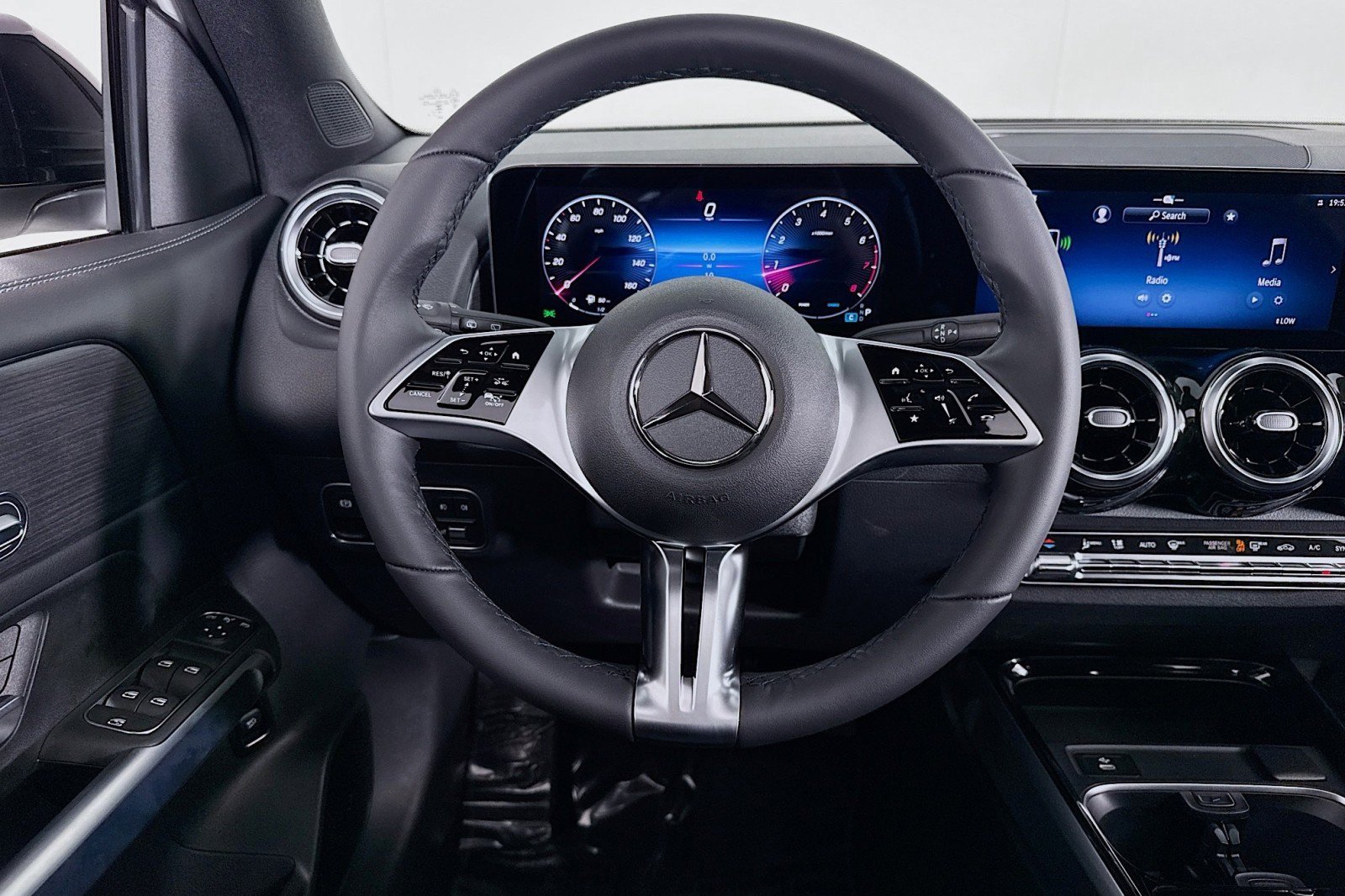 New 2026 Mercedes-Benz GLB 250 image 4