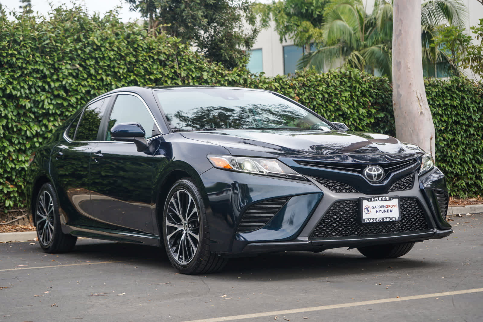 Used 2020 Toyota Camry SE image 3