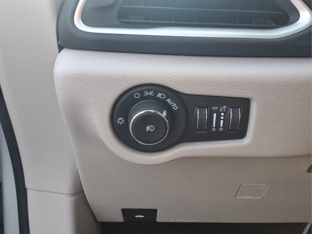 Used 2024 Chrysler Pacifica Touring-L FWD image 17