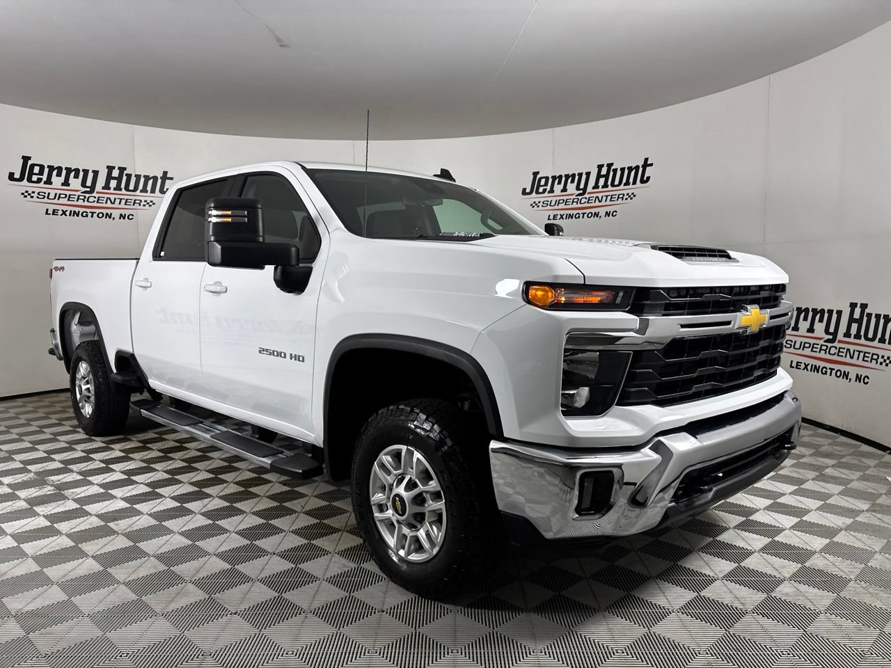 Used 2025 Chevrolet Silverado 2500 LT w/ Convenience Package AWD/4WD image 3