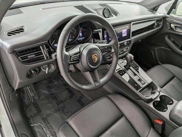 Certified 2025 Porsche Macan Turbo AWD/4WD image 4