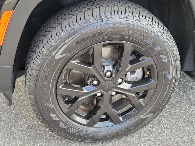 Certified 2022 Jeep Grand Cherokee L Limited AWD/4WD image 23
