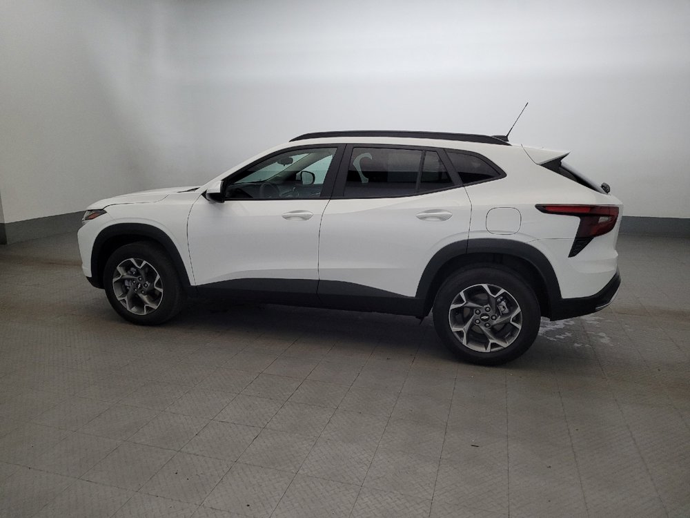 Used 2025 Chevrolet Trax LT FWD image 3