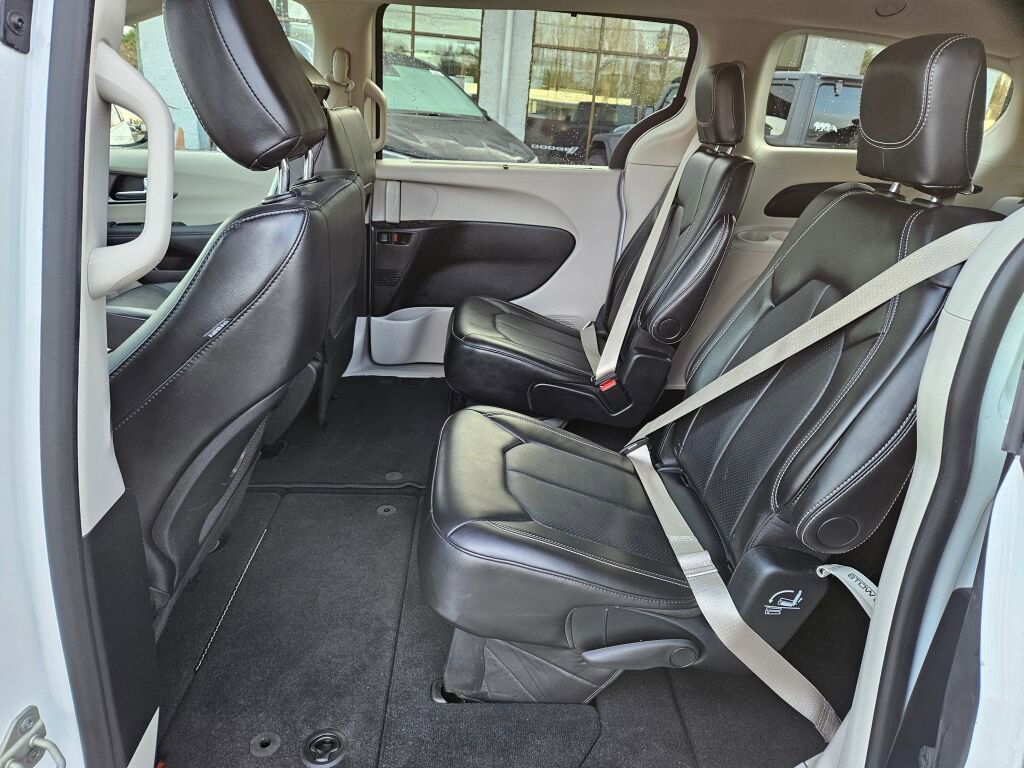 Used 2024 Chrysler Pacifica Touring-L image 15