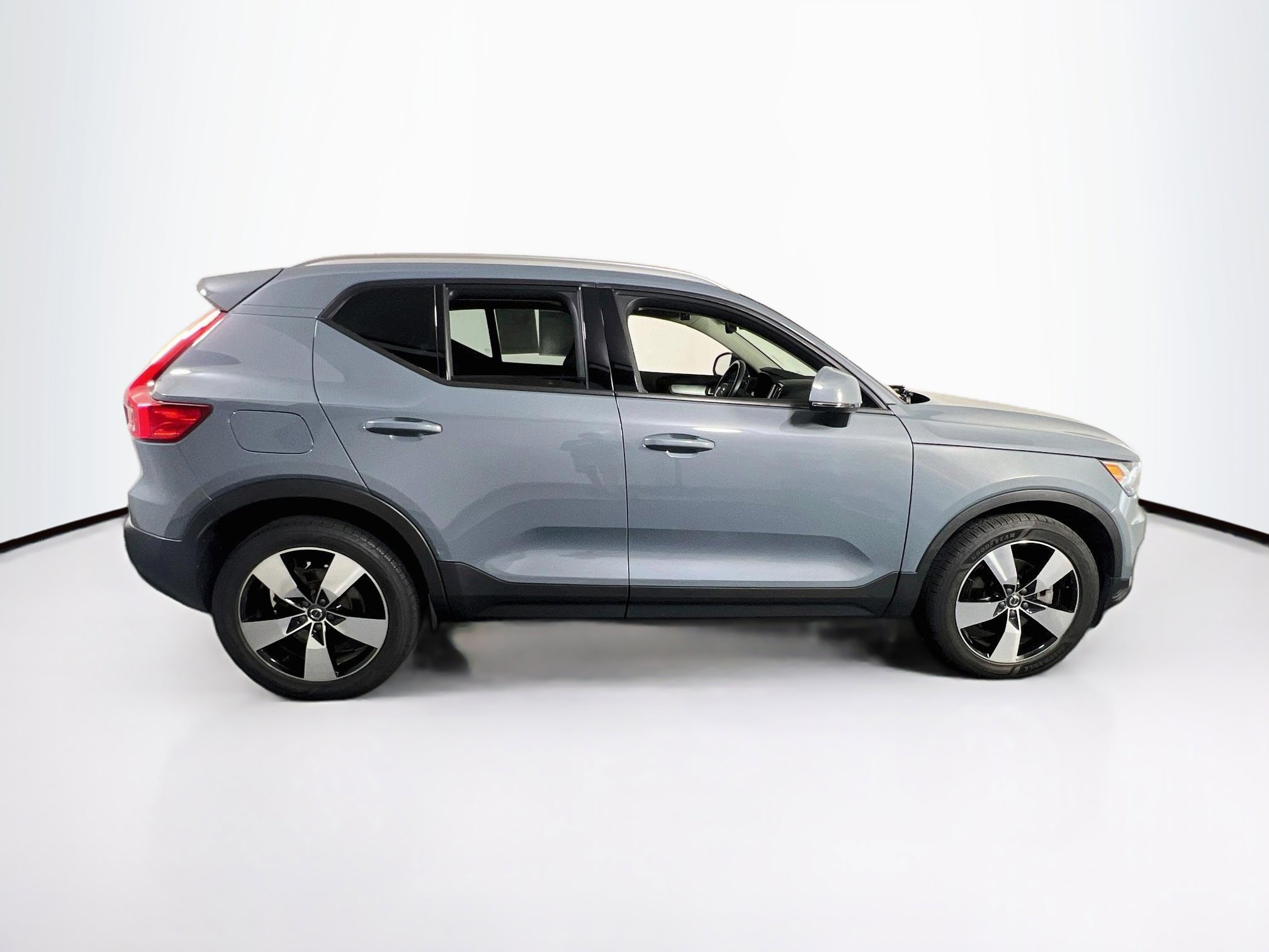 Used 2021 Volvo XC40 T5 Momentum w/ Protection Package Premier AWD/4WD image 4