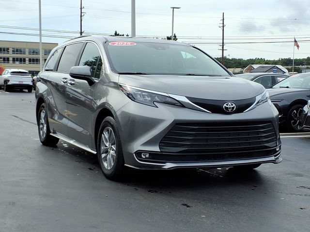 Used 2026 Toyota Sienna XLE FWD image 3