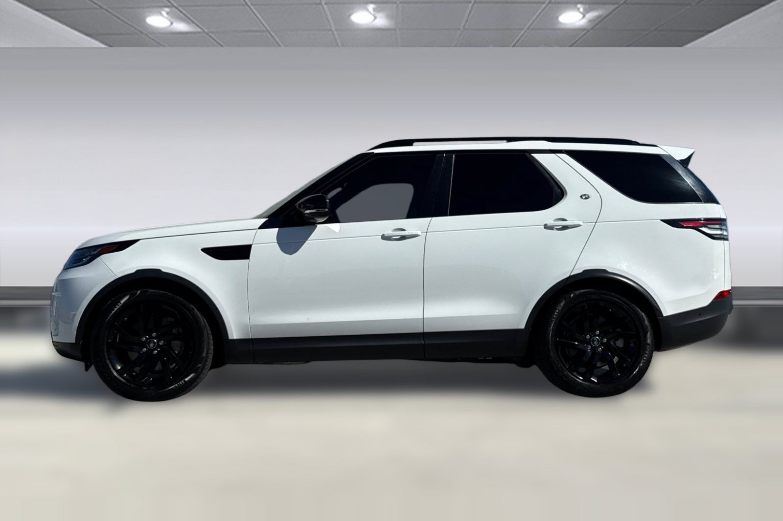 Used 2019 Land Rover Discovery SE AWD/4WD image 2