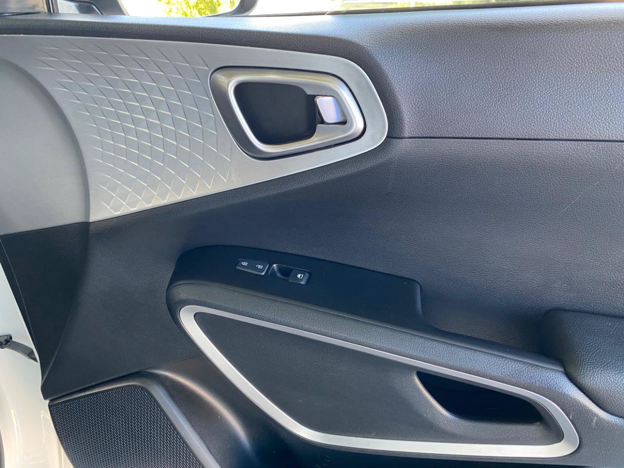 Used 2025 Kia Soul LX w/ LX Technology Package FWD image 41
