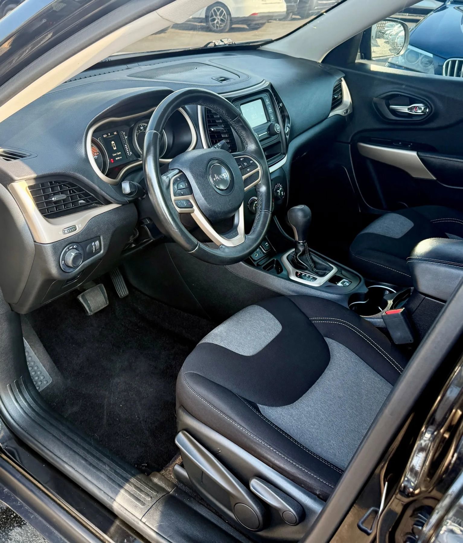 Used 2017 Jeep Cherokee Sport image 12