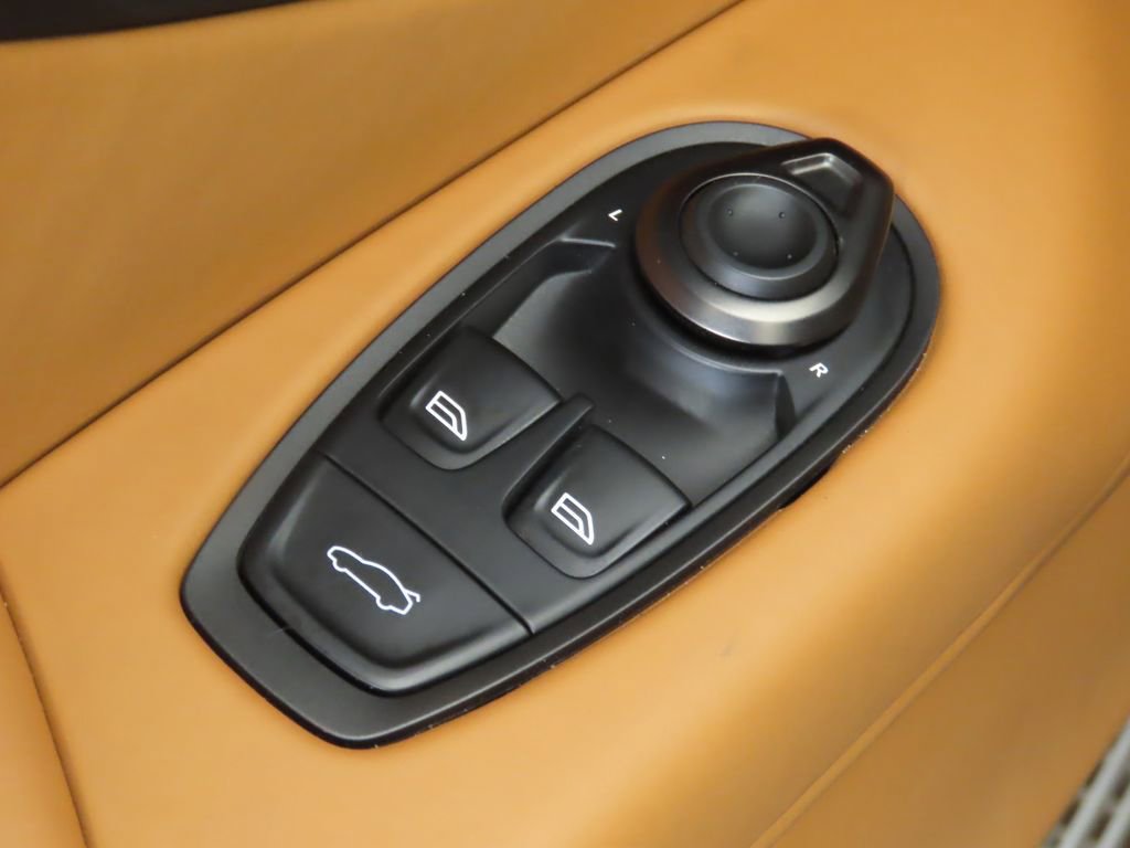 Used 2025 Aston Martin V8 Vantage Coupe image 22