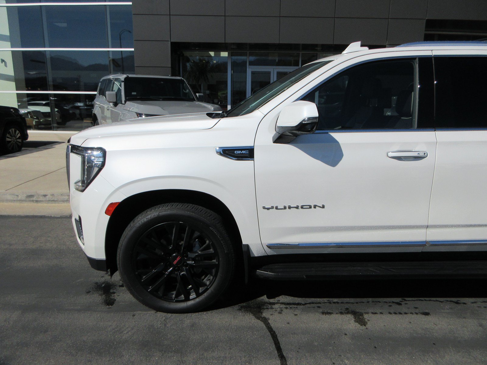 Used 2021 GMC Yukon XL SLT w/ SLT Luxury Plus Package AWD/4WD image 2
