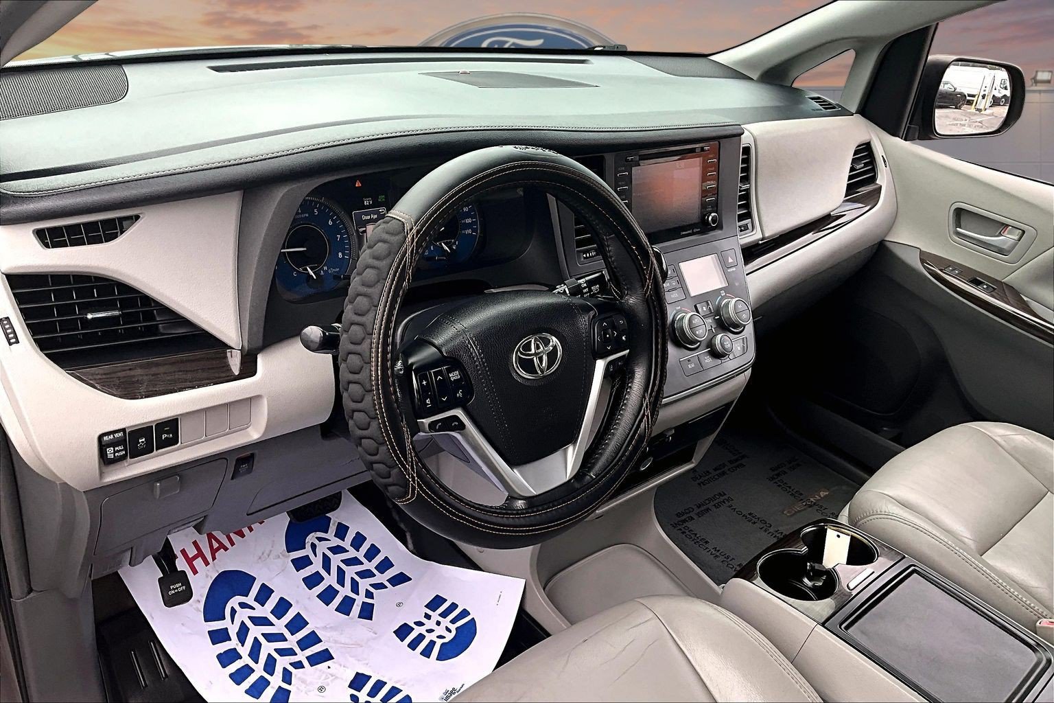 Used 2018 Toyota Sienna XLE w/ XLE Navigation Package FWD image 12