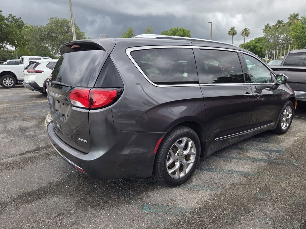 Used 2017 Chrysler Pacifica Limited w/ Advanced Safetytec Group FWD image 5