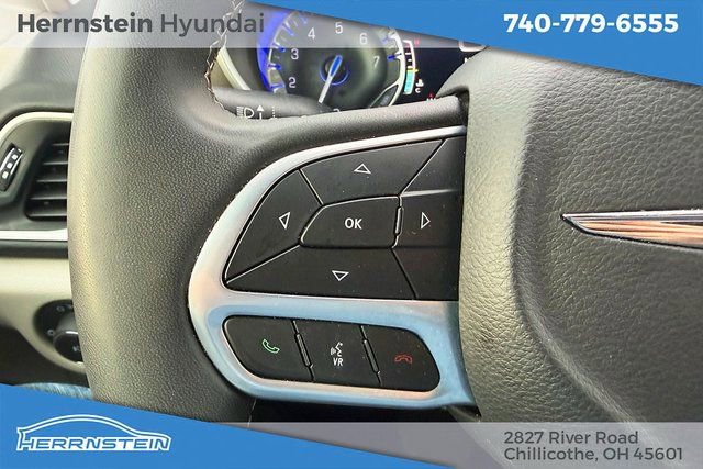 Used 2023 Chrysler Pacifica Touring-L image 18