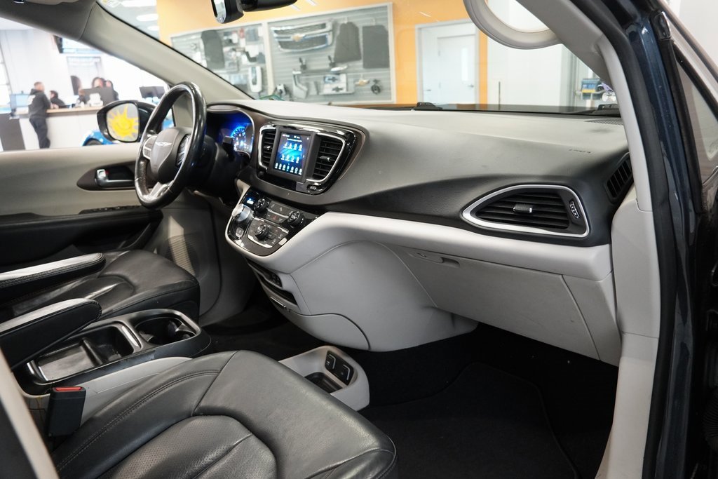 Used 2019 Chrysler Pacifica Touring-L image 30