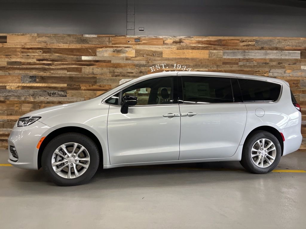New 2026 Chrysler Pacifica Select image 14