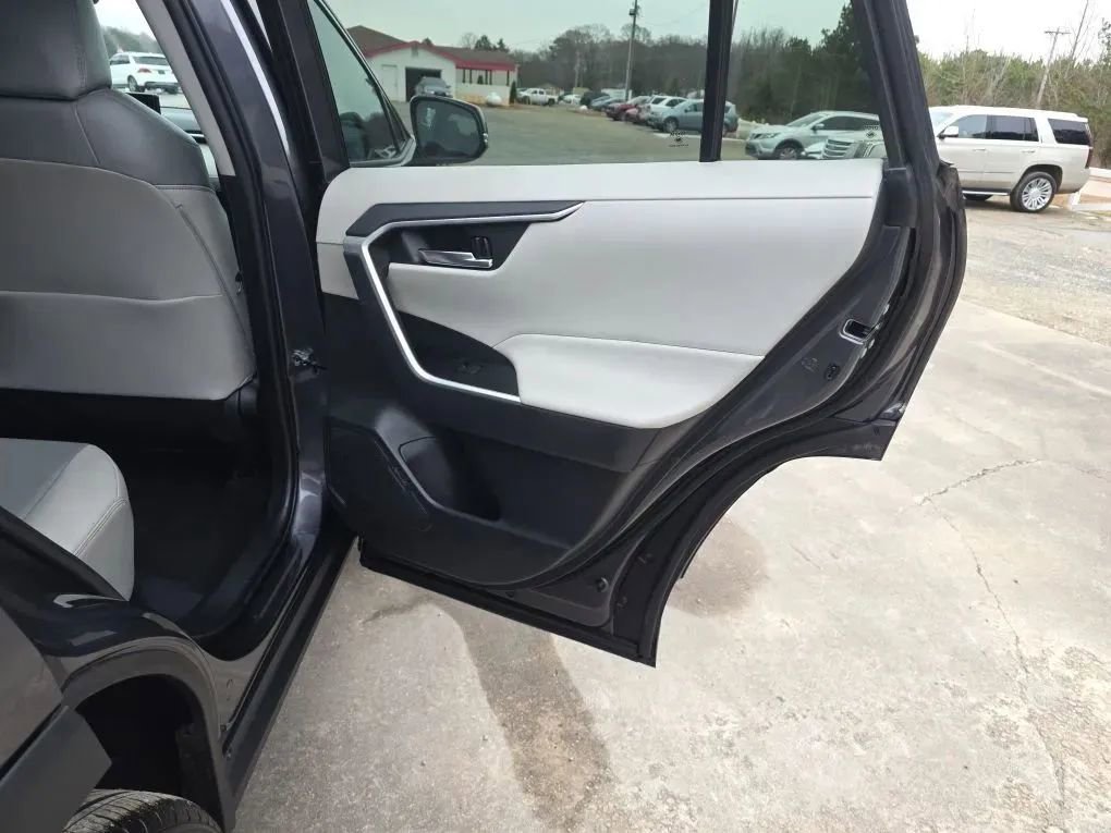 Used 2021 Toyota RAV4 XLE Premium image 47