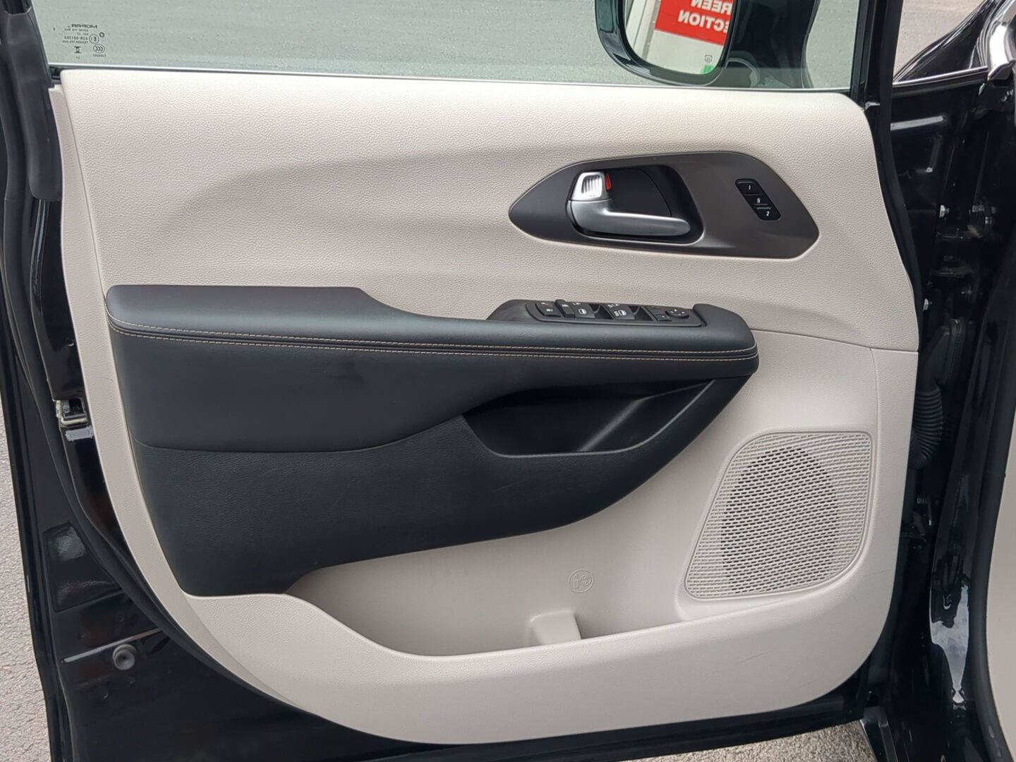 Used 2024 Chrysler Pacifica Touring-L FWD image 10