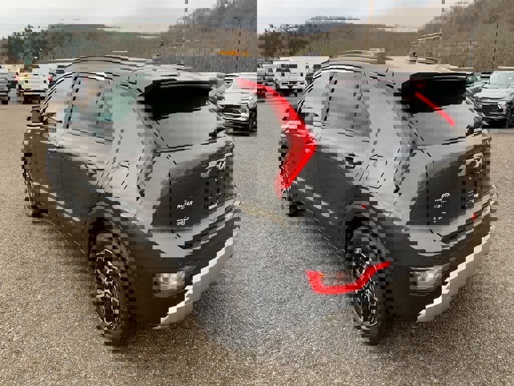 Used 2025 Kia Niro EX image 3