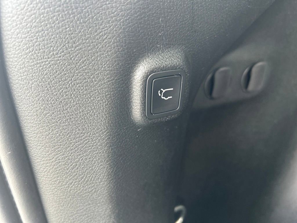 Used 2019 Jeep Cherokee Latitude Plus w/ Comfort/Convenience Group image 19